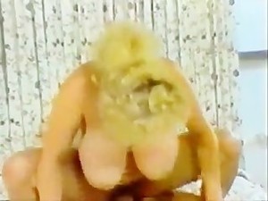 Vintage MILF Bobbs Shakes Them